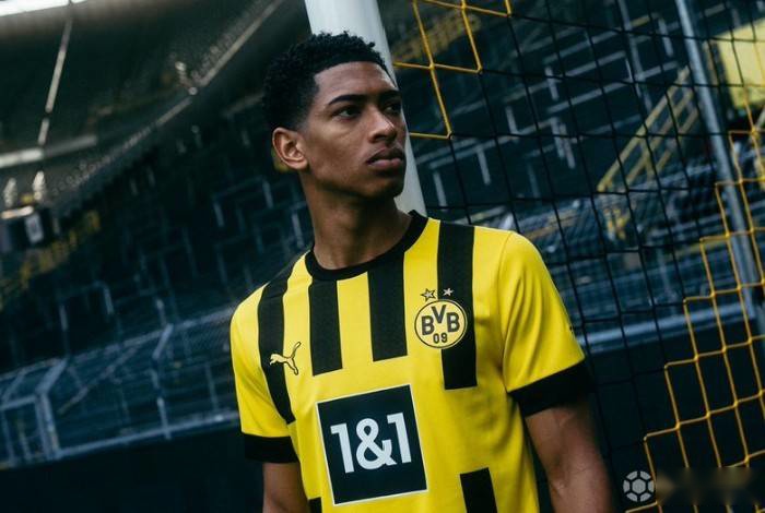 湾湾美女球迷穿老詹球衣看湖人：人生一定要去看一场NBA（台湾美女球迷穿詹姆斯球衣现场看湖人：人生至少要看一次NBA）