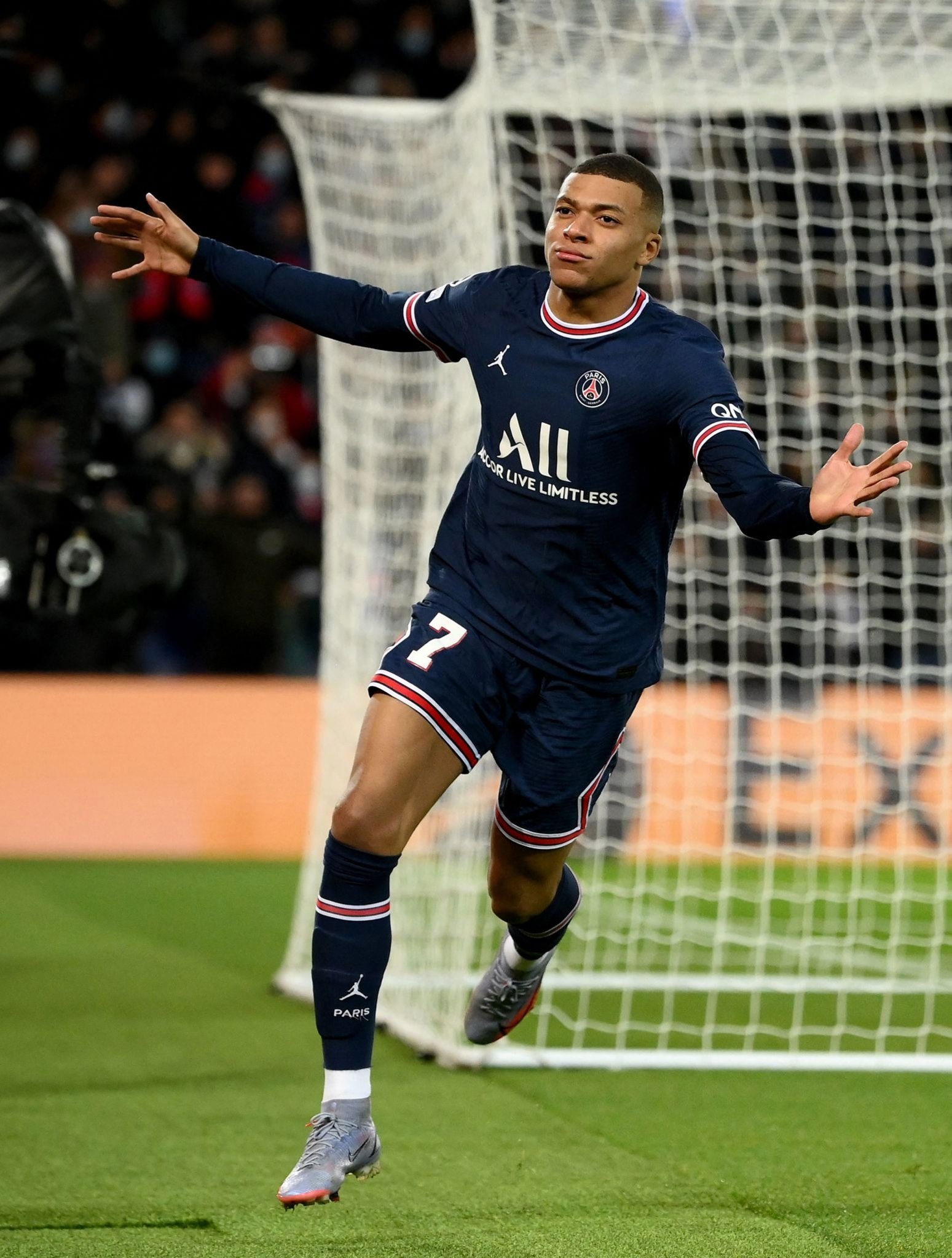 自联盟合并以来，奎因成为生涯前25场助攻次数最多的中锋（自联盟合并后，奎因生涯前25场助攻数居中锋之首）