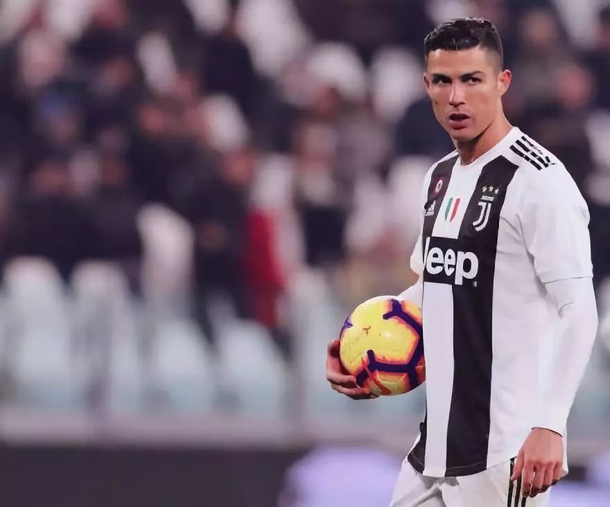 被与梅西比较？伦纳特-卡尔：我不能和他相比，他是我的偶像