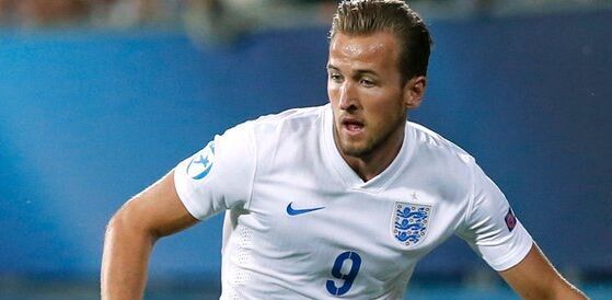 玉昆球迷在机场深情送别安德森，安德森的回应藏着太多不舍