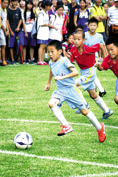 西部巅峰对决！约基奇三双机器能否压制爱德华兹的狂暴火力？（西部强强对话：三双之王约基奇能否遏制爱德华兹的暴走火力？）