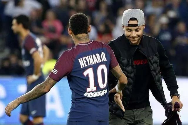 大将风度！贺希宁三分12中6贡献25分4助攻4抢断（尽显大将之风：贺希宁三分12投6中，砍下25分4助攻4抢断）